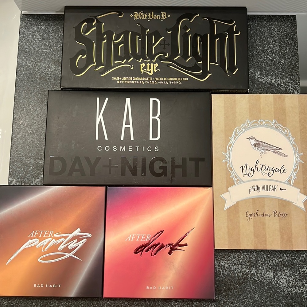 COPY - Eyeshadow pallets never used